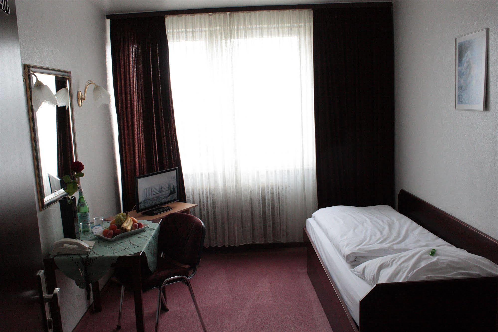 โรงแรมไมน์โบเกน Offenbach am Main ภายนอก รูปภาพ