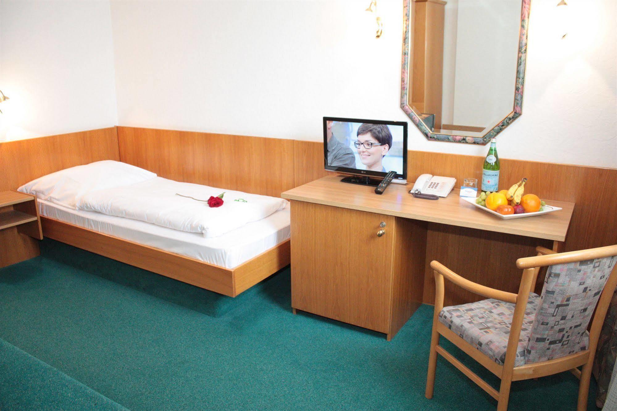 โรงแรมไมน์โบเกน Offenbach am Main ภายนอก รูปภาพ