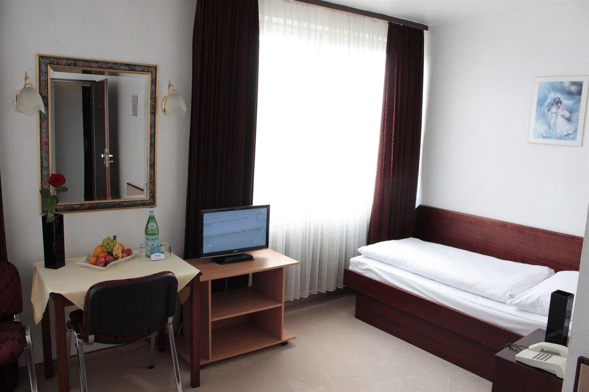 โรงแรมไมน์โบเกน Offenbach am Main ภายนอก รูปภาพ